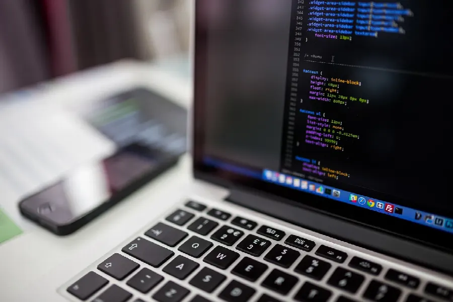 Programmation en binôme sur un bureau réel