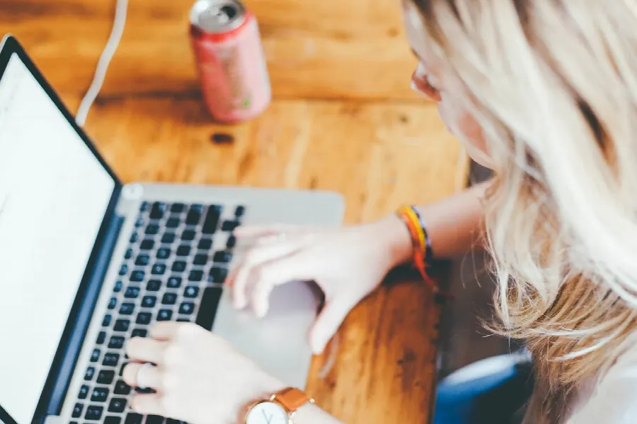 Programmation en binôme sur un bureau réel