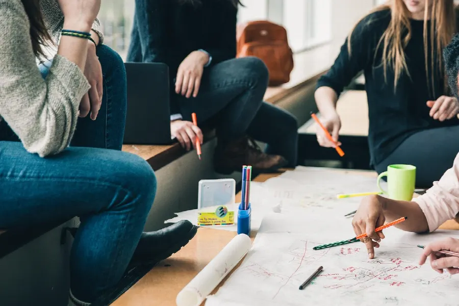 Salle de formation avec développeurs en atelier